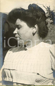 1909 ROMA Villa Adriana - Ritratto di Ines NUCCITELLI - Fotocartolina Luigi GREA Fotografia originale d'epoca, in formato cartolina postale.Si tratta di uno scatto realizzato da un fotografo amatoriale, Luigi "Gigi" Grea, funzionario delle ferrovie.Didascalia al verso; alone al lato sinistro. GOOD/buono  Formato: 9x14 cm originale e autentica 1
