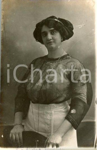 1915 ca ROMA Onelia SPAGNESI - Ritratto con abito in voile - Foto Luigi GREA Fotografia originale d'epoca, in formato cartolina postale.Si tratta di uno scatto realizzato da un fotografo amatoriale, Luigi "Gigi" Grea, funzionario delle ferrovie.Didascalia manoscritta. POOR/danneggiato difetti di stampa Formato: 9x14 cm originale e autentica 1