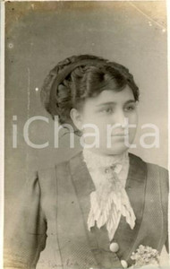 1915 ca ROMA Emilia SORA - Ritratto con acconciatura e fascia - Foto Luigi GREA Fotografia originale d'epoca, in formato cartolina postale.Si tratta di uno scatto realizzato da un fotografo amatoriale, Luigi "Gigi" Grea, funzionario delle ferrovie.Didascalia manoscritta. POOR/danneggiato difetti di stampa Formato: 9x14 cm originale e autentica 1
