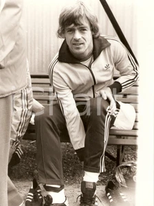 Fotografia d epoca originale 1975 ca OLANDA Calcio Nicolaas Johnny REP prova scarpe ADIDAS Fotografia 1