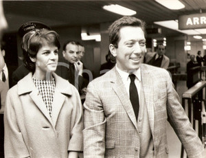 Fotografia d epoca originale 1965 ca PARIS Andy WILLIAMS and his wife Claudine LONGET Portrait Photo 1