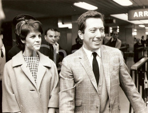 Fotografia d epoca originale 1965 ca PARIS Andy WILLIAMS and his wife Claudine LONGET Portrait Photo 1