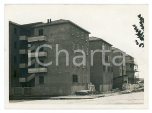 1939 TORINO Case popolari in Via Oneglia angolo Via Corridoni - Foto 18x13 cm Fotografia originale d'epoca, con timbro datario e didascalia al verso. FAIR/discreto Lievi smussature agli angoli Formato: 18x13 cm originale e autentica 1