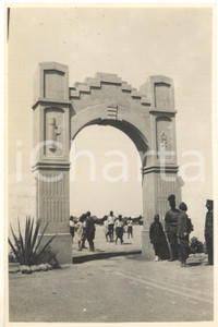 1932 ARCHITETTURA LIBIA ITALIANA - AGEDABIA - Ingresso campo bambini *Foto 12x17 Fotografia originale d'epoca, con timbro datario e  didascalia al verso. FAIR/discreto difetti di stampa Formato: 12x17 cm originale e autentica 1