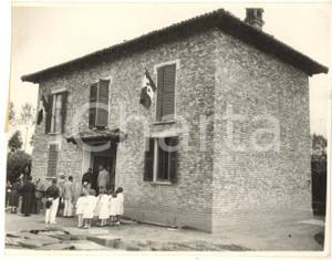 1937 COAZZANO (MI) ARCHITETTURA Nuova casa colonica - Foto ANIMATA 18x13 cm Fotografia originale d'epoca, con didascalia al verso. FAIR/discreto lievi sovraimpressioni e graffi; margini leggermente rifilati Formato: 18x13 cm originale e autentica 1