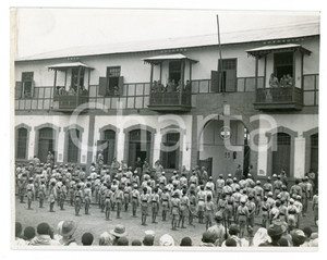 1936 ADDIS ABEBA Rodolfo GRAZIANI Giuseppe COBOLLI GIGLI Alessandro LESSONA Foto Fotografia originale d'epoca.Fotografia scattata in occasione della sfilata della Gioventù Etiopica del Littorio. FAIR/discreto Residuo di incollatura al verso e al margine sinistro del recto, margine destro rifilato a mano Formato: 16x12 cm originale e autentica 1