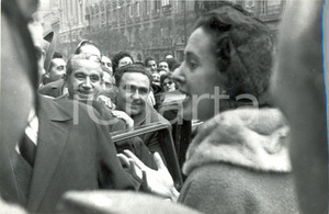 Fotografia d epoca originale 1960 MADRID LAS CALATRAVAS La regina Fabiola del BELGIO acclamata dalla folla 1