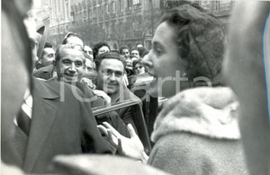 Fotografia d epoca originale 1960 MADRID LAS CALATRAVAS La regina Fabiola del BELGIO acclamata dalla folla 1