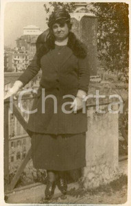 1921 ROMA PALATINO Famiglia ARGENZIANO - Ritratto di donna - Foto Luigi GREA Fotografia originale d'epoca, in formato cartolina postale.Si tratta di uno scatto realizzato da un fotografo amatoriale, Luigi "Gigi" Grea, funzionario delle ferrovie.Didascalie manoscritte. GOOD/buono  Formato: 9x14 cm originale e autentica 1