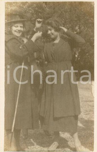1921 ROMA PALATINO Scherzi tra amiche - Foto artistica Luigi GREA Fotografia originale d'epoca, in formato cartolina postale.Si tratta di uno scatto realizzato da un fotografo amatoriale, Luigi "Gigi" Grea, funzionario delle ferrovie. GOOD/buono  Formato: 9x14 cm originale e autentica 1