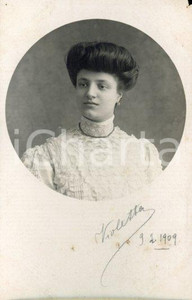 1909 ROMA (?) Ritratto di giovane donna - Violetta - Fotocartolina Luigi GREA Fotografia originale d'epoca.Si tratta di uno scatto realizzato da un fotografo amatoriale, Luigi "Gigi" Grea, funzionario delle ferrovie.Didascalia manoscritta. POOR/danneggiato fori al lato inferiore; piccola mancanza angolare Formato: 9x14 cm originale e autentica 1