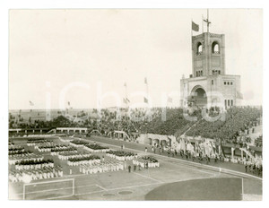 1936 MILANO Inaugurazione Littoriali all'ARENA CIVICA Foto 16x12 cm Fotografia originale d'epoca, con timbro datario e didascalia al verso. POOR/danneggiato Piegatura all'angolo superiore destro, divisione degli strati della carta all'angolo inferiore sinistro, gualciture diffuse Formato: 16x12 cm originale e autentica 1