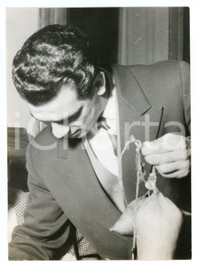 1953 MILANO Duilio LOI prima del match con Ernesto FORMENTI Foto 13x18 cm Fotografia originale d'epoca, con didascalia al verso. FAIR/discreto gualciture e graffi diffusi Formato: 13x18 cm originale e autentica 1