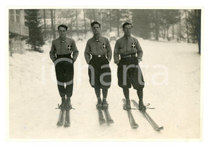 1925 ca SCI - ITALIA Pio IMBODEN Luigi FAURE Mario CAVALLA Sciatori - Foto Fotografia originale d'epoca, con didascalia al verso. FAIR/discreto Lievi gualciture ai margini Formato: 17x12 cm originale e autentica 1