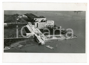 1937 VENEZIA - SANT'ELENA Il modernissimo collegio navale - Foto 18x13 cm Fotografia originale d'epoca, con timbro datario e didascalia al verso. FAIR/discreto Lievi bruniture Formato: 18x13 cm originale e autentica 1
