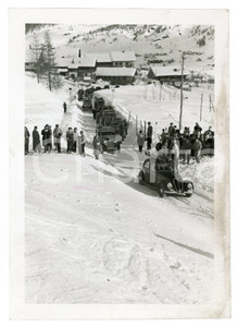 1930 ca CORTINA D'AMPEZZO Sciatori e automobili su strada innevata - Foto 13x18 Fotografia originale d'epoca, con didascalia al verso. POOR/danneggiato piccolo strappo al margine superiore, piegature agli angoli inferiori, macchie al margine destro, bruniture al verso Formato: 13x18 cm originale e autentica 1