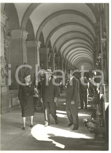1958 GENOVA Harry TRUMAN in visita al cimitero di STAGLIENO *Foto 13x18 (2) Fotografia d'epoca. CONDIZIONI: GFORMATO: 13x18 cm    originale e autentica 1