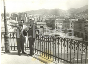 1958 GENOVA Harry TRUMAN visita la città *Fotografia 18x13 cm (1) Fotografia d'epoca. CONDIZIONI: FAIR (aloni al margine inferiore)FORMATO: 18x13 cm    originale e autentica 1