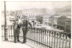 1958 GENOVA Harry TRUMAN visita la città *Fotografia 18x13 cm (2) Fotografia d'epoca, con didascalia coeva al verso. CONDIZIONI: POOR (fotografia rifilata al margine superiore; tracce d'inchiostro)FORMATO: 18x12 cm    originale e autentica 1