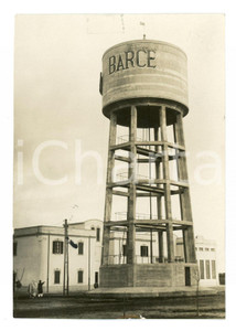 1930 ca BARCE - LIBIA Serbatoio acqua potabile della Centrale Elettrica - Foto Fotografia originale d'epoca, con didascalia al verso. POOR/danneggiato Residuo di nastro adesivo al margine superiore, abrasioni al margine inferiore, macchie al recto Formato: 8x12 cm originale e autentica 1