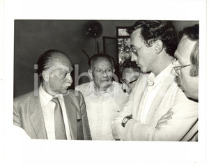 1985 ca ROMA Ufficio Stampa MSI Giorgio ALMIRANTE con Gianfranco FINI - Foto Fotografia di agenzia. CONDIZIONI: GFORMATO: 25x20 cm    originale e autentica 1
