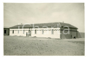 1935 ca MARSA BREGA - CIRENAICA Palazzina dei funzionari - Foto 17x11 cm Fotografia originale d'epoca, con didascalia al verso. FAIR/discreto Lieve piegatura all'angolo superiore destro, lievi abrasioni al margine inferiore Formato: 17x11 cm originale e autentica 1