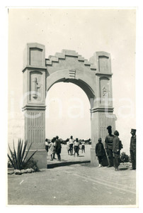 1935 ca AGEDABIA - LIBIA Ingresso al campo dei bambini - Foto 11x17 cm Fotografia originale d'epoca, con didascalia al verso. FAIR/discreto piccoli difetti di stampa Formato: 11x17 cm originale e autentica 1