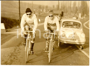 1955 ca NOVI LIGURE Fausto COPPI si allena con gregario Colombo CASSANO Foto Fotografia d'epoca con didascalia coeva al verso. CONDIZIONI: GFORMATO: 18x13 cm     originale e autentica 1