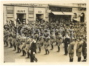 1938 ROMA Ventennale della Vittoria - Sfilata con bandiere reggimenti disciolti Fotografia originale d'epoca, con timbro datario al verso. POOR/danneggiato piegatura angolare con piccola sbrecciatura Formato: 18x13 cm originale e autentica 1