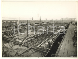 1931 VENEZIA Costruzione del Ponte Littorio (Ponte della Libertà) *Foto 1 Fotografia originale d'epoca.FOTOGRAFO: Giacomelli - Venezia CONDIZIONI:GOOD/buono lievi piegature angolari; lieve macchia centraleFORMATO: 27x20 cm originale e autentica 1