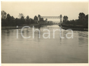 1933 Naviglio di BEREGUARDO - Nuovo tronco con darsena e ponte sollevabile Fotografia originale d'epoca, con timbro datario e didascalia al verso. FAIR/discreto margine sinistro rifilato Formato: 27x20 cm originale e autentica 1