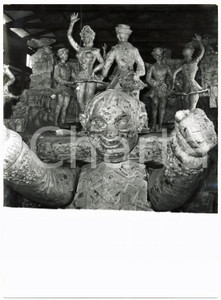 Fotografia d epoca originale 1955 CARNEVALE VIAREGGIO Lavorazione del carro allegorico Follie sul ghiaccio 1