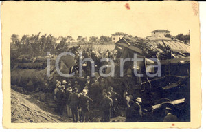 1920 REANA DEL ROJALE Deragliamento treno - Soccorsi alle vittime ^Foto   Rara fotografia d'epoca, in formato cartolina postale.  CONDIZIONI: G (ma lieve sovraimpressione al margine superiore, con minima macchia)    originale e autentica 1