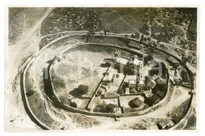 1935 ca MACALLÈ - ETIOPIA Il ghebì visto dall'alto - Foto 22x14 cm Fotografia originale d'epoca, con didascalia al verso. POOR/danneggiato Bruniture al recto, lievi macchie ai margini Formato: 22x14 cm originale e autentica 1