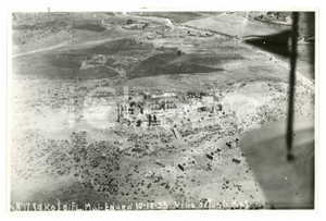 1935 MAI EDAGA - ERITREA Villa del defunto RAS Veduta aerea - Foto 22x15 cm Fotografia originale d'epoca, con didascalia. VERY POOR/gravemente danneggiato PIegatura all'angolo inferiore sinistro, distacco degli strati della carta agli angoli, gualciture diffuse Formato: 22x15 cm originale e autentica 1