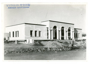 1930 ca APOLLONIA - CIRENAICA Uffici delegazione circondariale - Foto 17x11 cm Fotografia originale d'epoca, con didascalia al verso. FAIR/discreto gualciture ai margini, piccole macchie al recto Formato: 17x11 cm originale e autentica 1