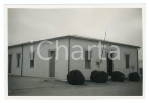 1932 EL-AGHEILA (CIRENAICA) Ufficio di governo - Foto 17x12 cm Fotografia originale d'epoca, con timbro datario e didascalia al verso. FAIR/discreto Lievi difetti di stampa Formato: 17x12 cm originale e autentica 1