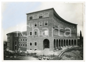 1939 AREZZO Cantiere del nuovo Palazzo del Governo - Foto 24x17 cm Fotografia originale d'epoca, con timbro datario e didascalia al verso.Parte superiore ricolorata a mano ai fini della pubblicazione.  POOR/danneggiato Forellini da affissione al margine superiore, gualciture ai margini Formato: 24x17 cm originale e autentica 1