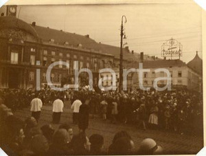 1927 LIEGI - Palazzo dei Principi-Vescovi - S. Hubert (1) - Fotografia 11x9 cm Fotografia originale d'epoca, con didascalia manoscritta al verso, scattata in occasione del dodicesimo centenario dalla santificazione di S. Hubert. Sono presenti:  monsignor Luis Kherkhof (vescovo coadiutore durante gli anni della prima guerra mondiale), il card. Clemente Micara e il cardinale Luigi Sincero, legato di Papa Pio XI. FAIR/discreto angoli asportati per l'inserimento in un album; residui cartacei al verso Formato: 12x9 cm originale e autentica 1