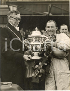 1954 AINTREE Stirling MOSS wins the Daily Telegraph Challenge Trophy ^Photo Fotografia d'epoca con didascalia coeva al verso, stampata su carta sottile.Il pilota viene premiato dal sindaco di Liverpool, Alderman A. Griffin.CONDIZIONI: FAIR (lievi piegature angolari e al margine inferiore, lievi aloni in trasparenza, sovraimpressioni e difetti di stampa)FORMATO: 15x20 cm    originale e autentica 1