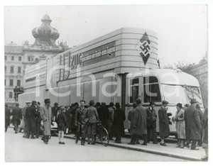 1938 WIEN Hitler-Jugend autozug -  Foto 21x16 cm Fotografia originale d'epoca, con timbro datario e didascalia al verso. POOR/danneggiato Forellini da affissione agli angoli, abrasione al recto, piccoli difetti di stampa, increspature e pieghe diffuse Formato: 21x16 cm originale e autentica 1