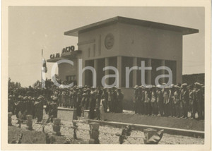 1938 AOI DEBRE SINA (ETIOPIA) Inaugurazione Casa del Fascio - Foto 18x13 cm Fotografia originale d'epoca, con timbro datario e didascalia al verso. FAIR/discreto minime piegature angolari; difetti di stampa Formato: 18x13 cm originale e autentica 1