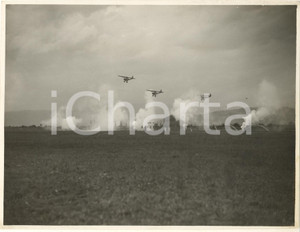 1930 ROMA Giornata dell'Ala - Squadriglia d'assalto a volo radente *Foto Fotografia originale d'epoca, con didascalia al verso. FAIR/discreto minime piegature angolari; graffi Formato: 22x18 cm originale e autentica 1
