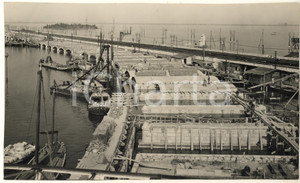 1933 VENEZIA Costruzione Ponte Littorio (Ponte della Libertà) - Piazzale arrivo Fotografia originale d'epoca, con didascalia al verso.FOTOGRAFO: Ferruzzi - Venezia POOR/danneggiato margini rifilati Formato: 23x14 cm originale e autentica 1