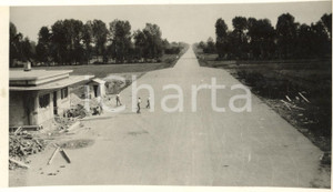 1932 Autostrada TORINO-MILANO - Piazzale di una stazione e rettilineo - Cantiere Fotografia originale d'epoca, con timbro datario e didascalia al verso. POOR/danneggiato margini rifilati; piegatura angolare Formato: 18x10 cm originale e autentica 1