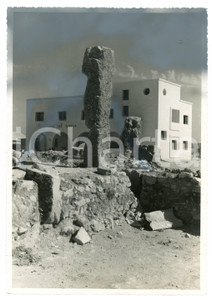 1938 AOI - HOMS Villaggio BREVIGLIERI Ruderi frantoio romano e Casa del Fascio Fotografia originale d'epoca, con timbro datario e didascalia al verso. POOR/danneggiato Estese porzioni della foto colorate in grigio in vista della pubblicazione su giornale Formato: 16x23 cm originale e autentica 1