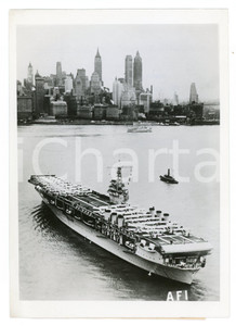 1940 U.S. NAVY - NEW YORK Portaerei Ranger davanti a MANHATTAN Foto 13x18 cm  Fotografia originale d'epoca, con didascalia al verso. FAIR/discreto Piegature agli angoli di sinistra Formato: 13x18 cm  originale e autentica 1