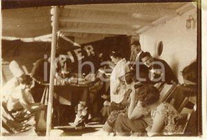 1927 LLOYD ROYAL BELGE - Animazione su nave OLYMPIER (4) - Foto 9x6 cm Fotografia originale d'epoca, scattata sulla nave Olympier, diretta in Brasile.La fotografia proviene da un più vasto album che documenta i viaggi di una famiglia di nove persone attraverso l'Europa, il Nord Africa e il Sud America.Rappresenta un'interessante testimonianza di viaggi verso luoghi esotici e lontani o verso i principali monumenti dell'Europa dell'epoca. GOOD/buono  Formato: 9x6 cm originale e autentica 1