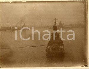 1925 ca BUENOS AIRES (ARGENTINA) - Navi nel porto - Fotografia 12x9 cm Fotografia originale d'epoca.La fotografia proviene da un più vasto album che documenta i viaggi di una famiglia di nove persone attraverso l'Europa, il Nord Africa e il Sud America.La presente fotografia è stata scattata in Argentina, in particolare nella zona di Buenos Aires. Rappresenta un'interessante testimonianza di molteplici viaggi verso luoghi esotici e lontani o verso i principali monumenti dell'Europa dell'epoca. GOOD/buono  Formato: 12x9 cm originale e autentica 1