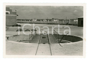 1930 ca AOI - MOGADISCIO (SOMALIA) Dogana - Piattaforma girevole - Foto 15x10 cm  Fotografia originale d'epoca, con didascalia al verso. GOOD/buono  Formato: 15x10 cm originale e autentica 1